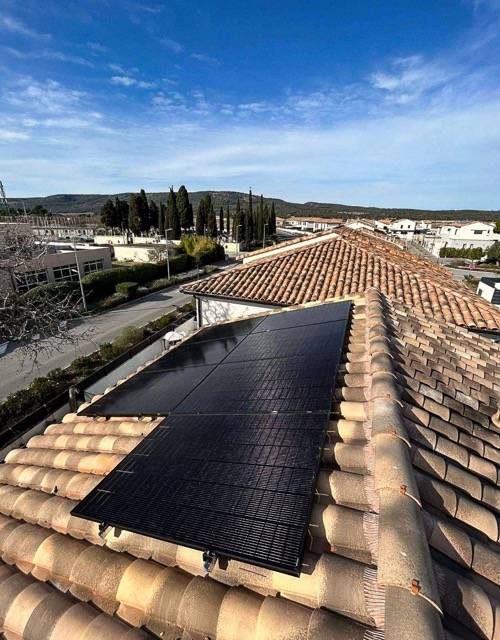 Installation photovoltaïque 3 kWc sur le toit d'une maison familiale à Vic-la-Gardiole dans l'Hérault